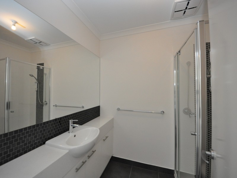 14 Yellowgum Crescent (1-5 Centra, Mooroolbark VIC 3138