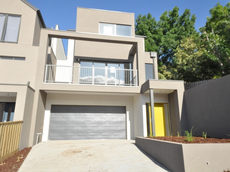 2 Yellowgum Crescent, Mooroolbark VIC 3138