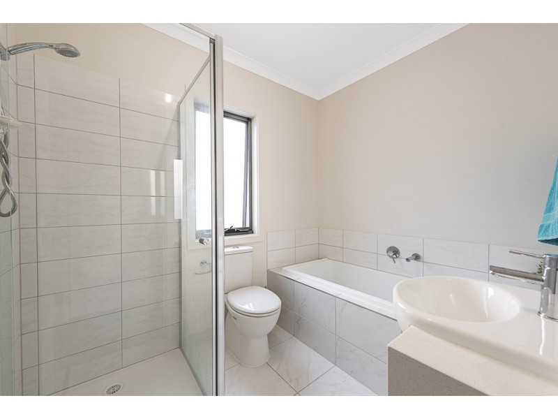 17 Lithgow Way, Mooroolbark VIC 3138