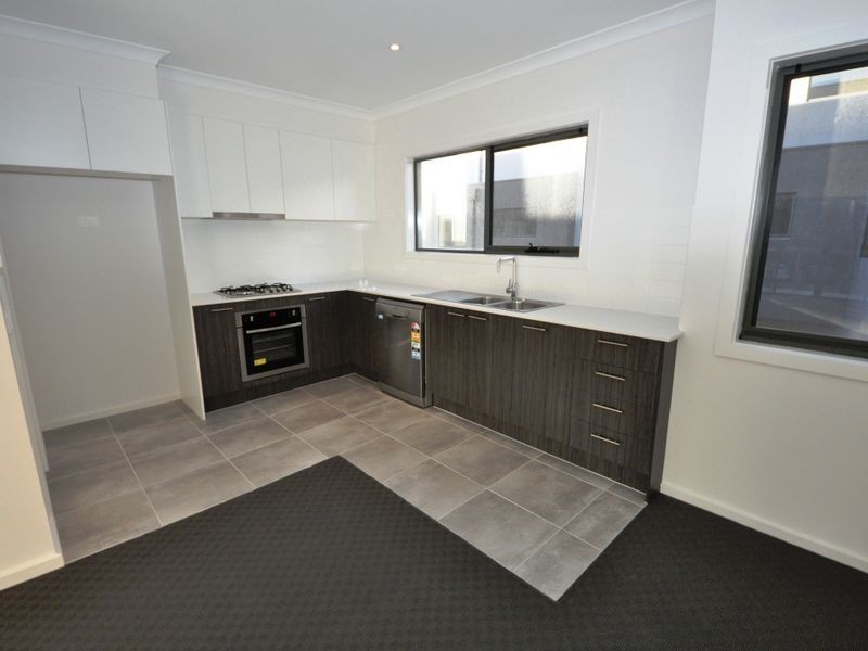 8 Lithgow Way (1-5 Central Ave), Mooroolbark VIC 3138