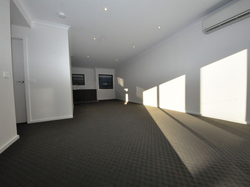 8 Lithgow Way (1-5 Central Ave), Mooroolbark VIC 3138