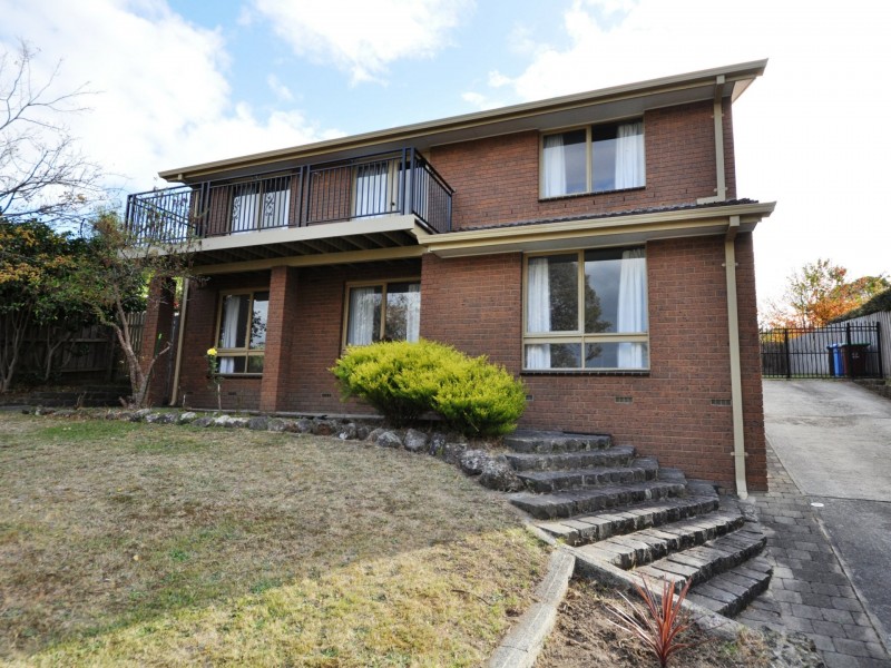 69 Chalcot Drive, Endeavour Hills VIC 3802