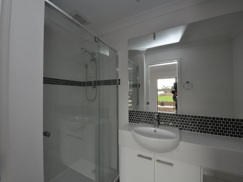 24 Lithgow Way, Mooroolbark VIC 3138