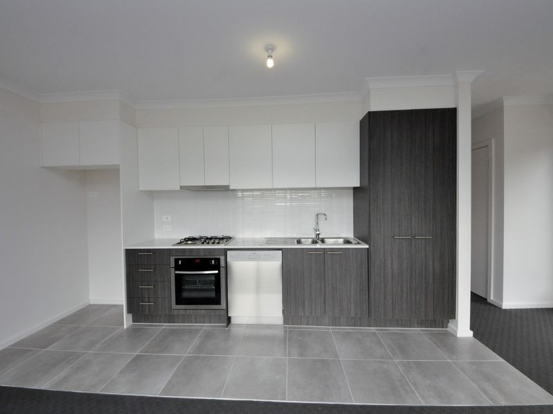 24 Lithgow Way, Mooroolbark VIC 3138