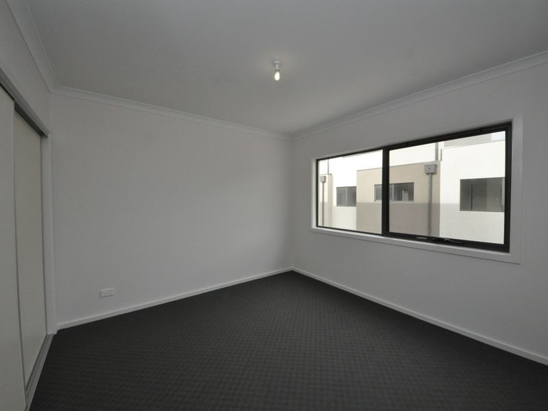 24 Lithgow Way, Mooroolbark VIC 3138