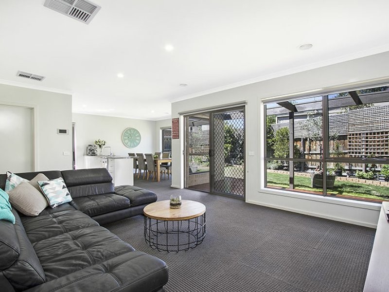 51 Tanika Circuit, Croydon VIC 3136