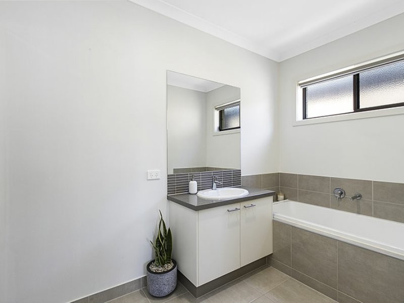 51 Tanika Circuit, Croydon VIC 3136