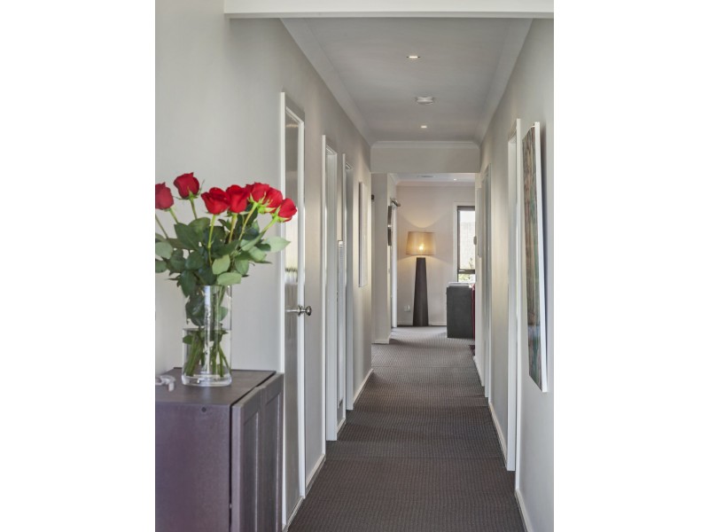 49 Tanika Circuit, Croydon VIC 3136