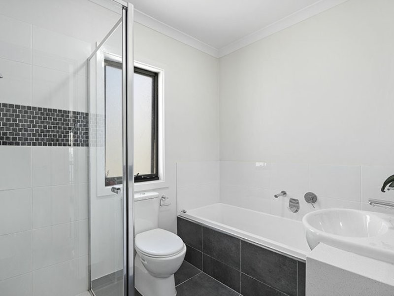 16 Lithgow Way, Mooroolbark VIC 3138