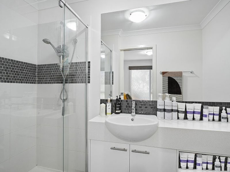 16 Lithgow Way, Mooroolbark VIC 3138