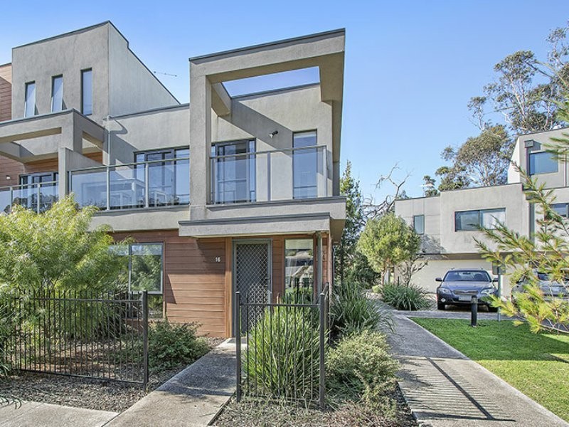 16 Lithgow Way, Mooroolbark VIC 3138