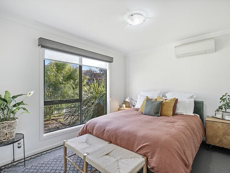 16 Lithgow Way, Mooroolbark VIC 3138