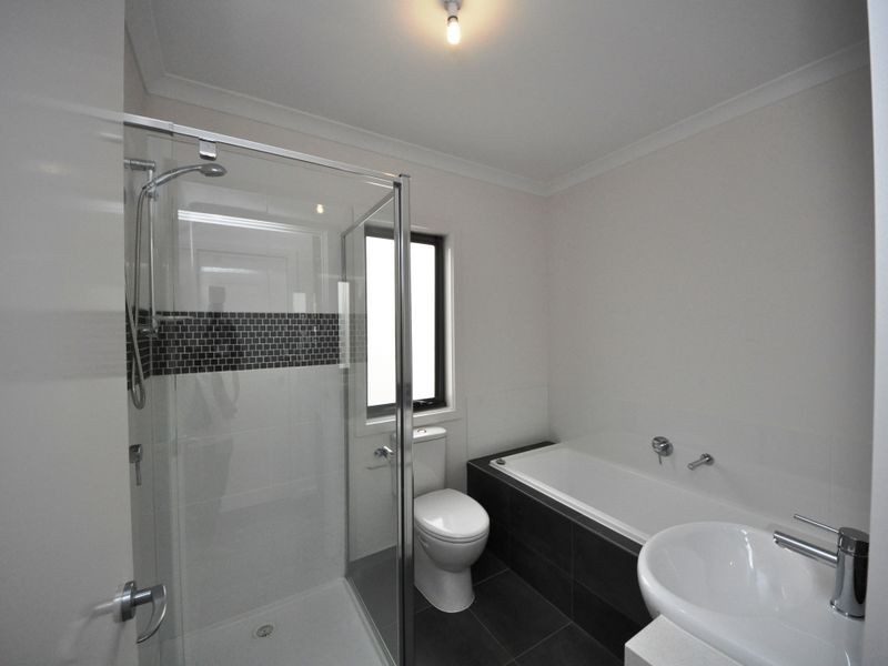 1 Lithgow Way (1-5 Central Ave), Mooroolbark VIC 3138