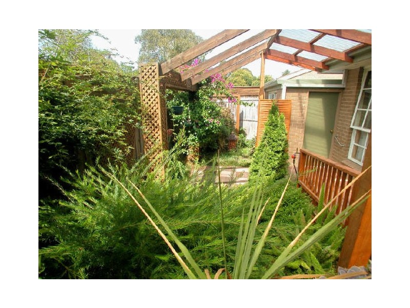 2/85 Mount View Parade, Croydon VIC 3136