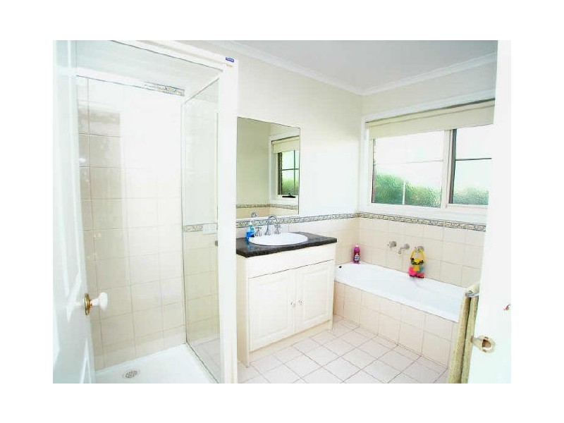 1/17 Ruskin Ave, Croydon VIC 3136