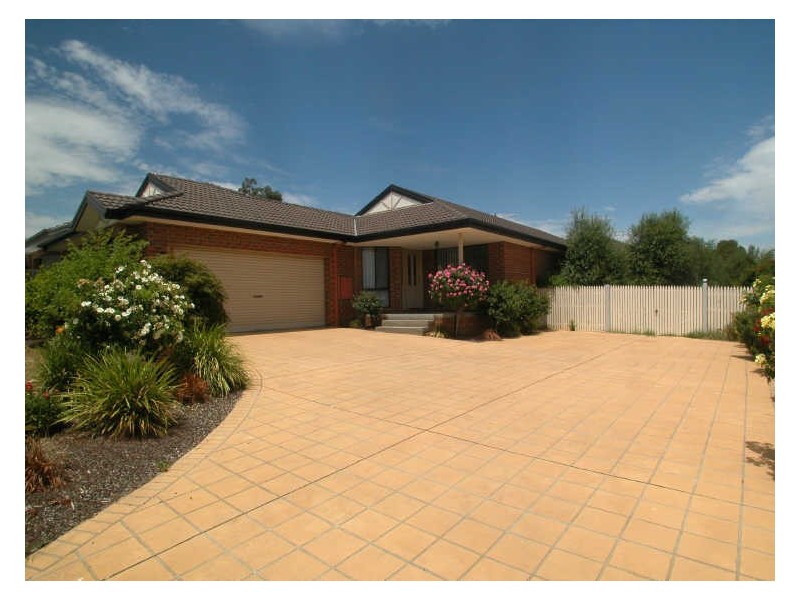 18 Larbert Road, Mooroolbark VIC 3138