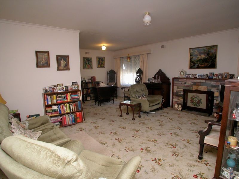 16 Stephen Crescent, Croydon VIC 3136