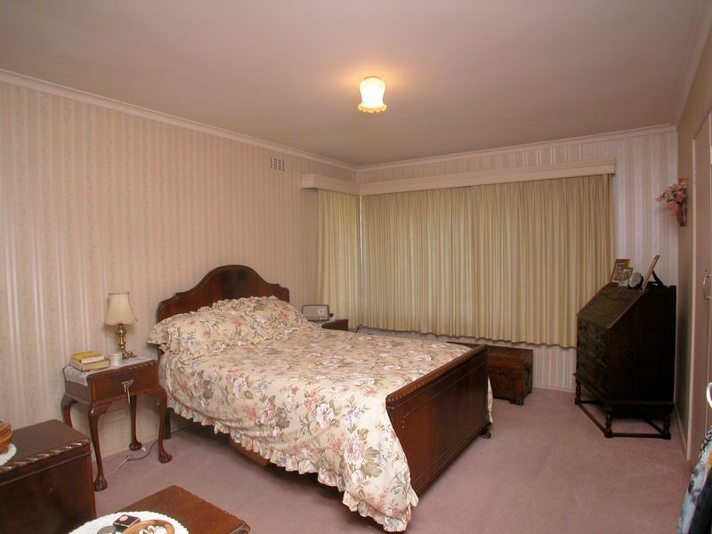 16 Stephen Crescent, Croydon VIC 3136