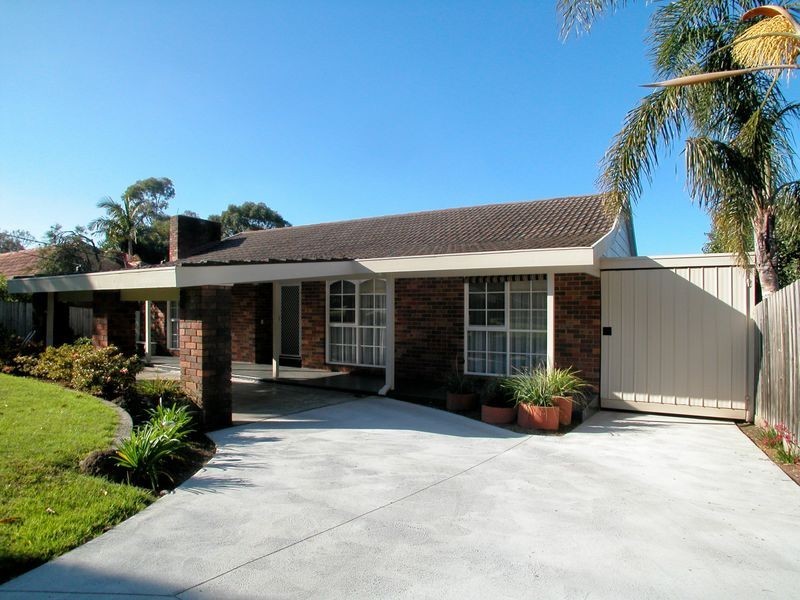 16 Barina Avenue, Mooroolbark VIC 3138