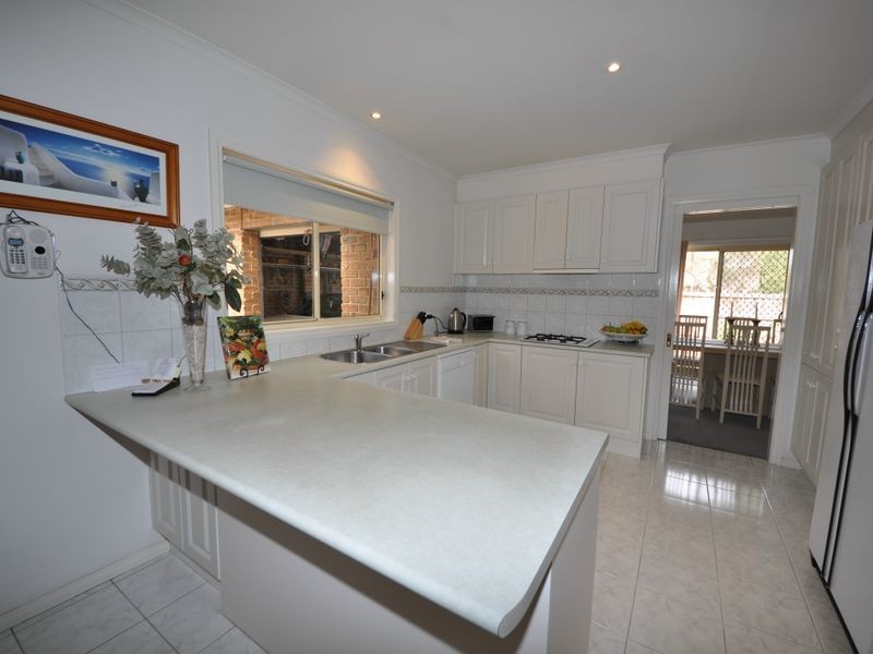 28 Angelica Crescent, Croydon Hills VIC 3136