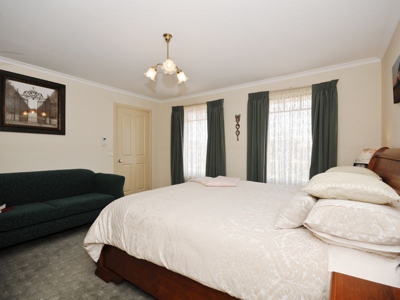 82 Campaspe Drive, Croydon Hills VIC 3136