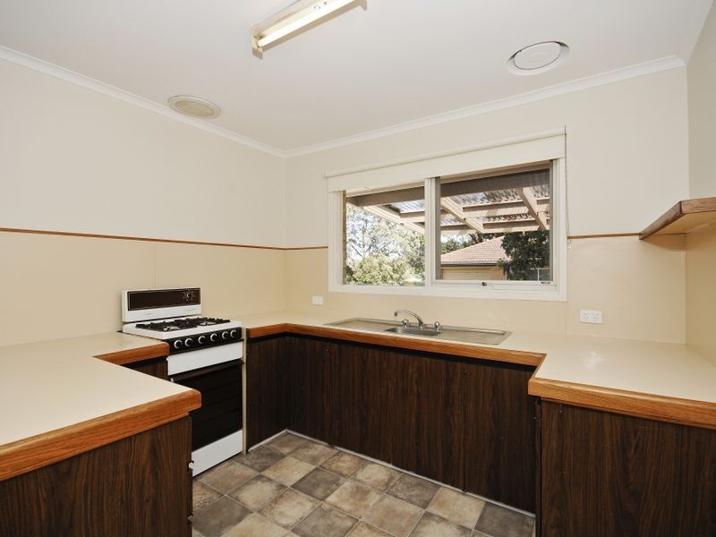 33 Longfellow Avenue, Mooroolbark VIC 3138