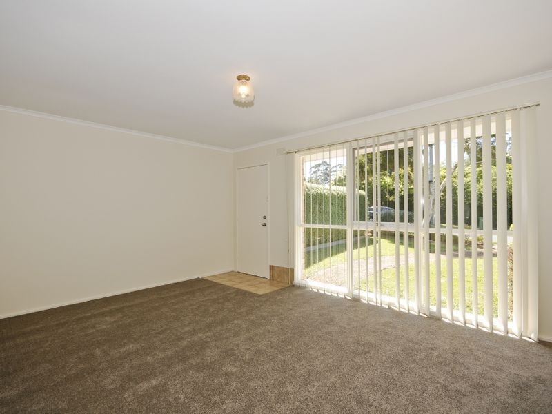 33 Longfellow Avenue, Mooroolbark VIC 3138