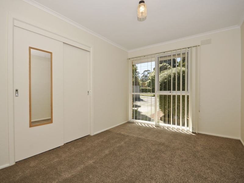 33 Longfellow Avenue, Mooroolbark VIC 3138