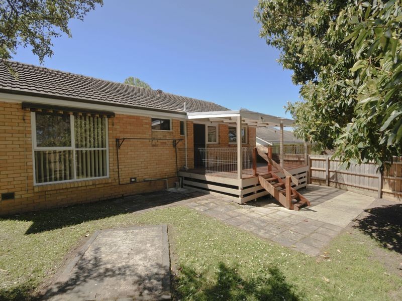 33 Longfellow Avenue, Mooroolbark VIC 3138