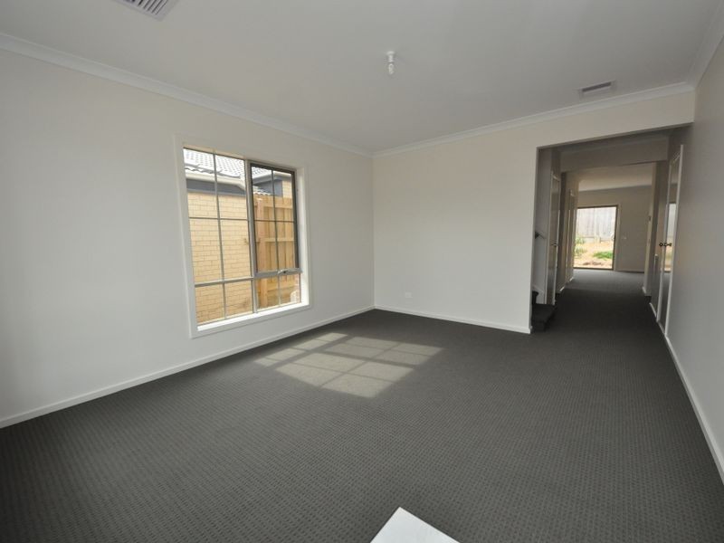 33 White Flats Terrace, Croydon VIC 3136