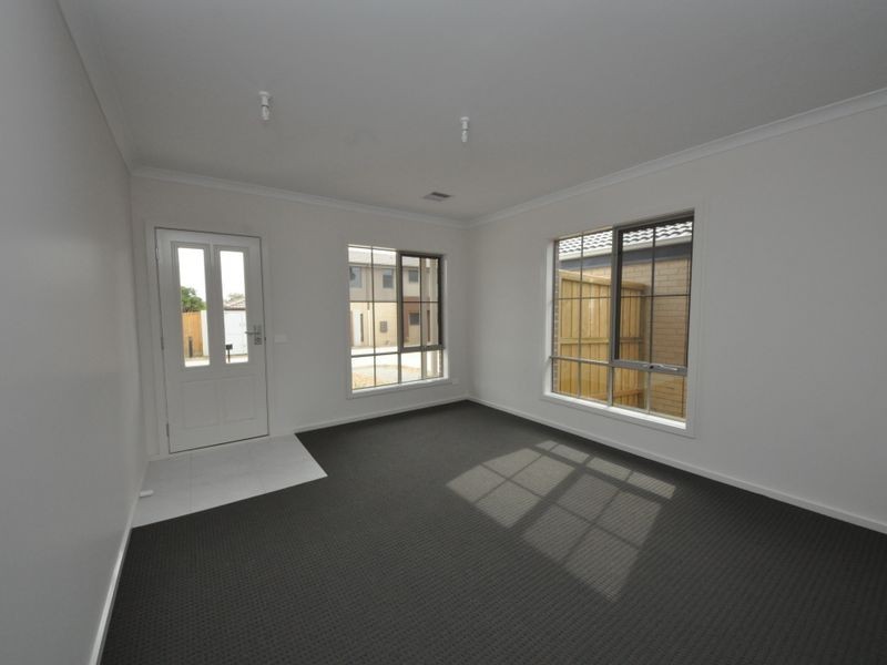 33 White Flats Terrace, Croydon VIC 3136