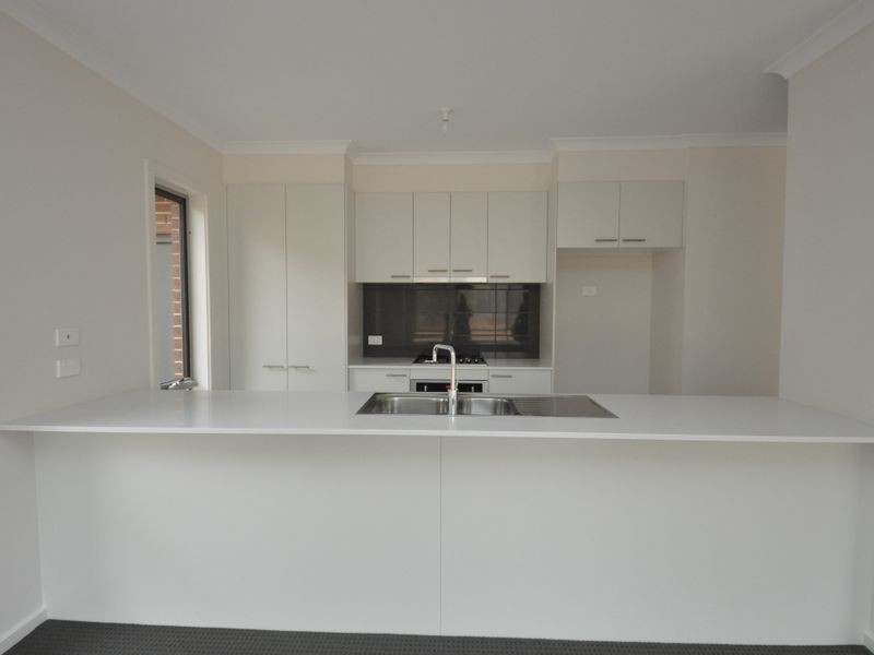 33 White Flats Terrace, Croydon VIC 3136