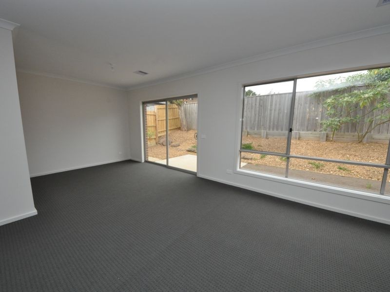 33 White Flats Terrace, Croydon VIC 3136