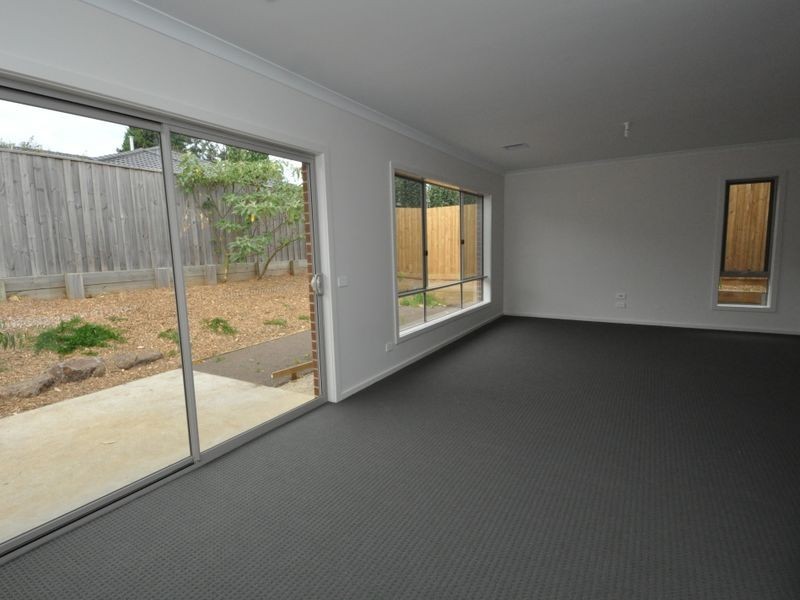33 White Flats Terrace, Croydon VIC 3136