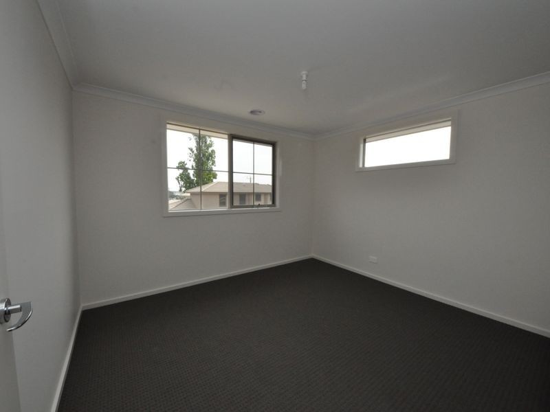 33 White Flats Terrace, Croydon VIC 3136