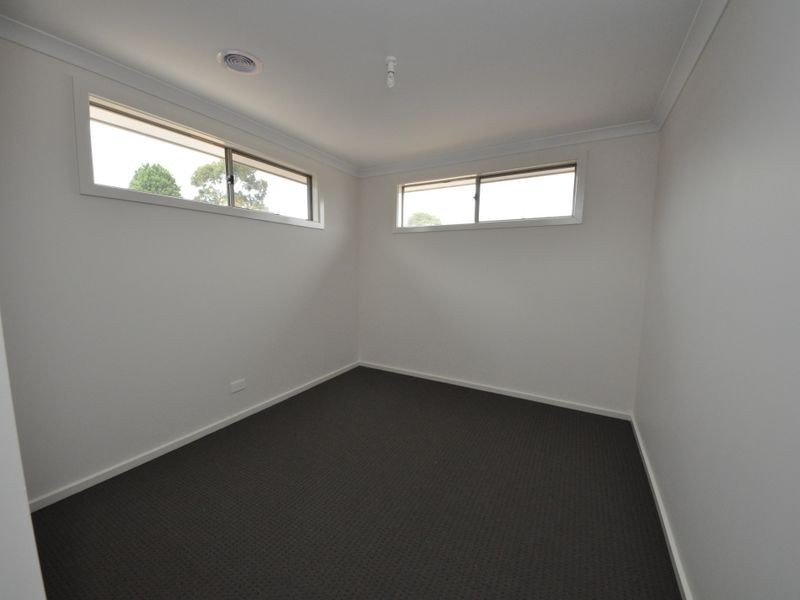 33 White Flats Terrace, Croydon VIC 3136