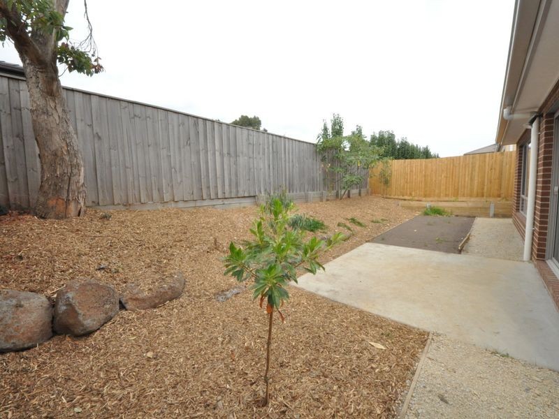 33 White Flats Terrace, Croydon VIC 3136