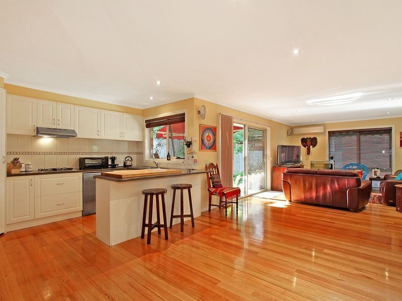 2/17 Ruskin Avenue, Croydon VIC 3136