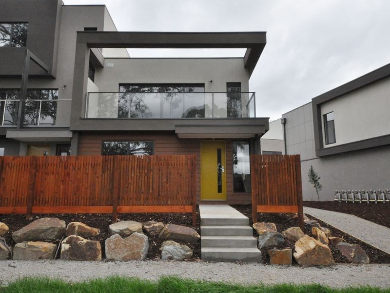 17 Lithgow Way (1-5 Central Ave), Mooroolbark VIC 3138