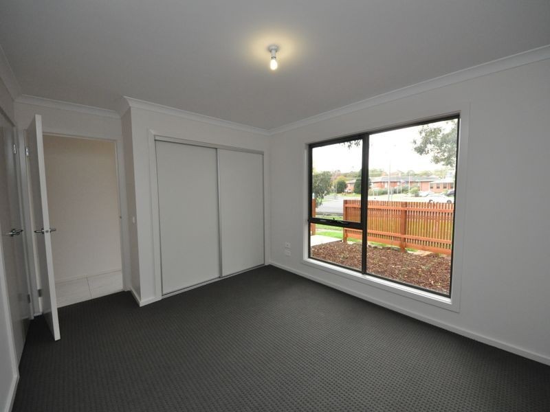 17 Lithgow Way (1-5 Central Ave), Mooroolbark VIC 3138