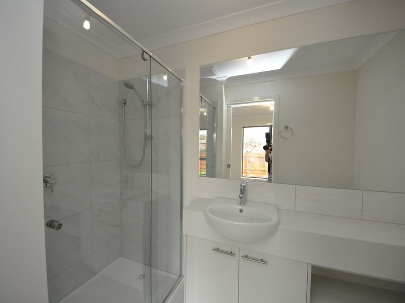 17 Lithgow Way (1-5 Central Ave), Mooroolbark VIC 3138