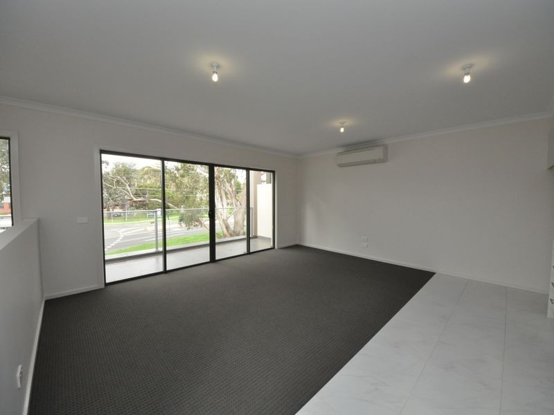 17 Lithgow Way (1-5 Central Ave), Mooroolbark VIC 3138