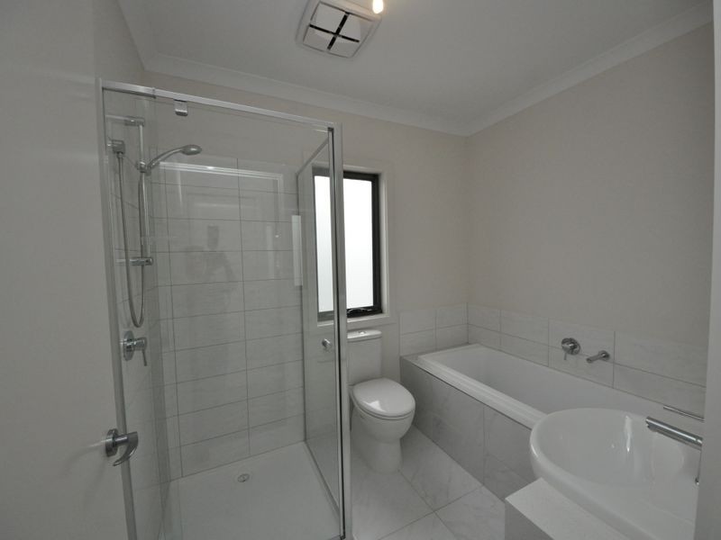 17 Lithgow Way (1-5 Central Ave), Mooroolbark VIC 3138