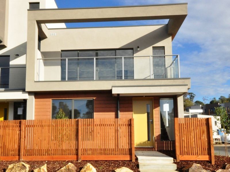 1 Lithgow Way (1-5 Central Ave), Mooroolbark VIC 3138