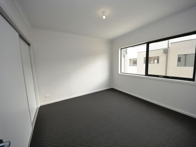 1 Lithgow Way (1-5 Central Ave), Mooroolbark VIC 3138