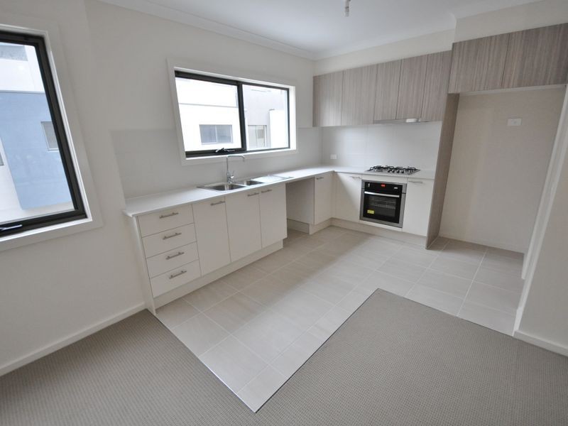 9 Lithgow Way (1-5 Central Ave), Mooroolbark VIC 3138