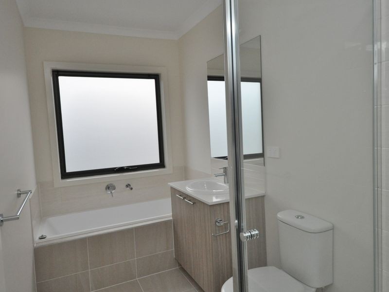 9 Lithgow Way (1-5 Central Ave), Mooroolbark VIC 3138