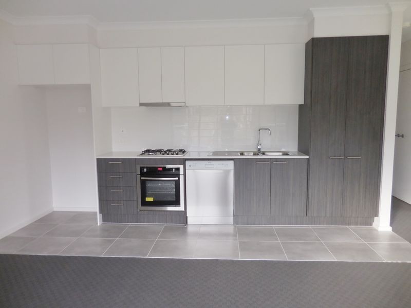 16 Lithgow Way (1-5 Central Ave), Mooroolbark VIC 3138