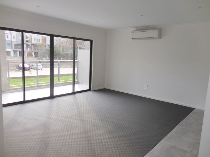 16 Lithgow Way (1-5 Central Ave), Mooroolbark VIC 3138