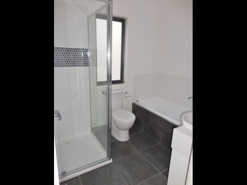 16 Lithgow Way (1-5 Central Ave), Mooroolbark VIC 3138